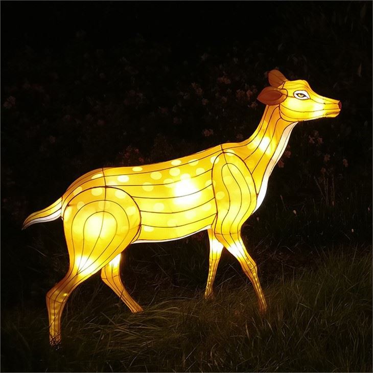 Lanterne animale du festival mené par le Nouvel An
